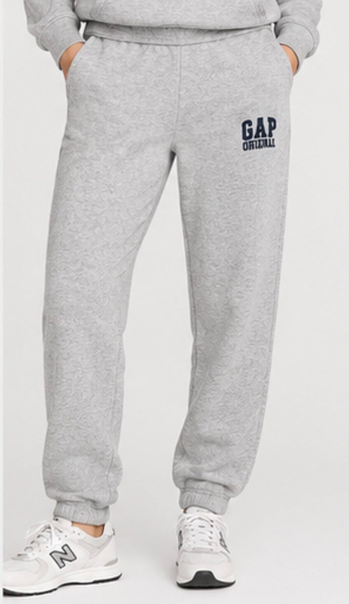 GAP Men’s Original Logo Fleece Jogger Sweatpants – Grey